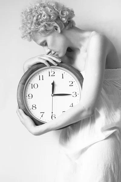 Mulher com relógio grande — Fotografia de Stock