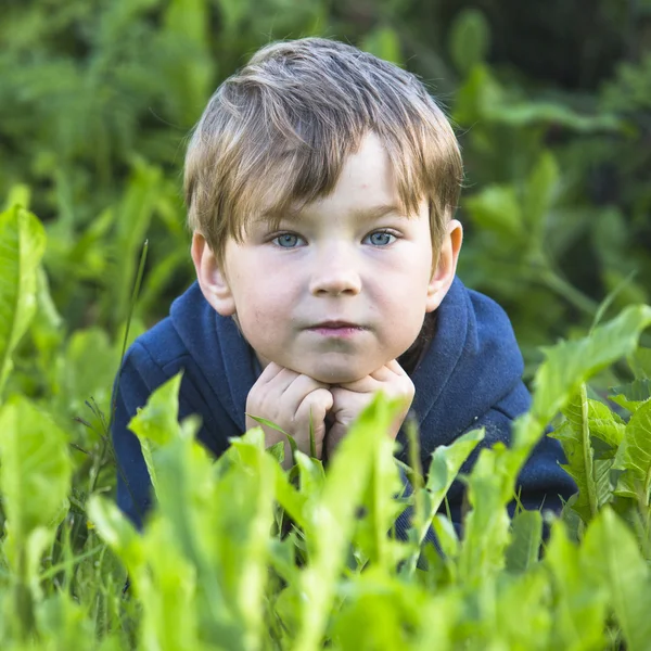 Kleiner Junge im Park — Stockfoto