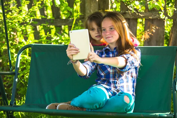 Jovens irmãs fazendo selfie — Fotografia de Stock