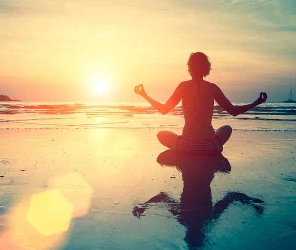 Yoga de mujer — Foto de Stock