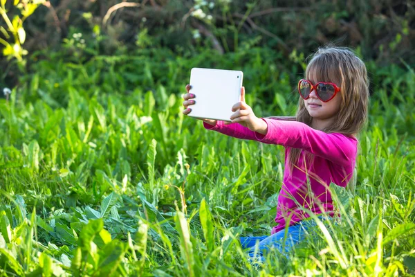 Ragazzina fare selfie — Foto Stock