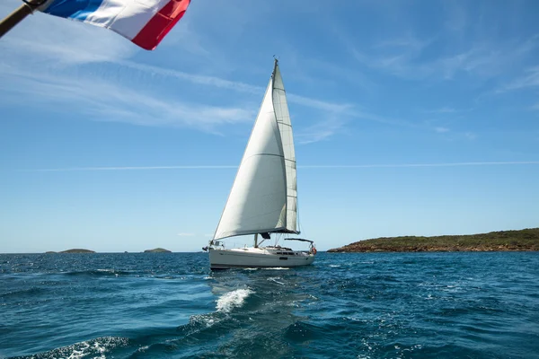 Zeilboot op water — Stockfoto