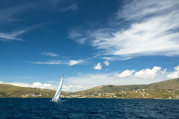 Barca a vela sull'acqua — Foto Stock