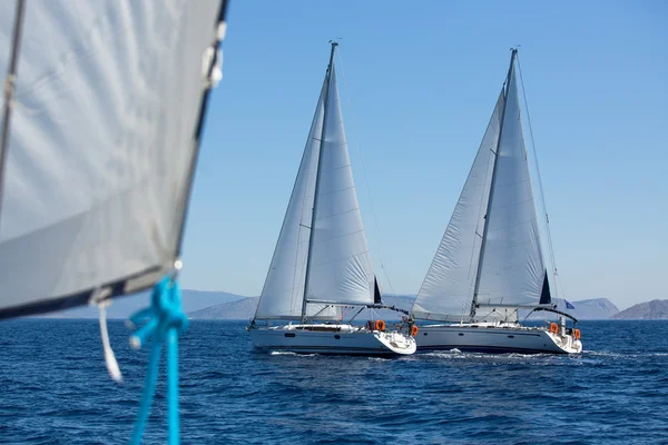 Segelboote auf dem Wasser — Stockfoto