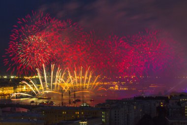 havai fişek festivalinde scarlet Rusya'da yola çıkacak.