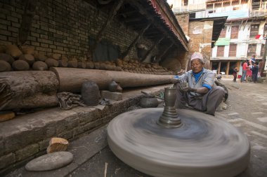 Seramik atölyesinde çalışan Nepal adam