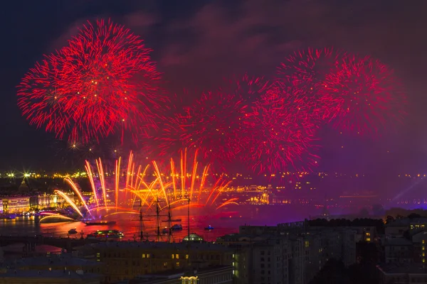 Vuurwerk op festival dieprode zeilen in Rusland — Stockfoto