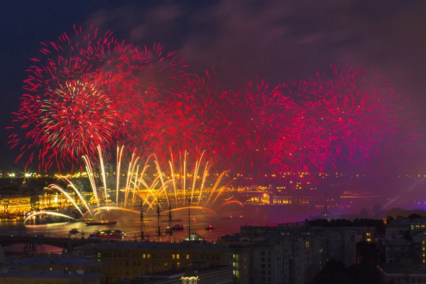 Fuochi d'artificio al festival Scarlet Sails in Russia — Foto Stock