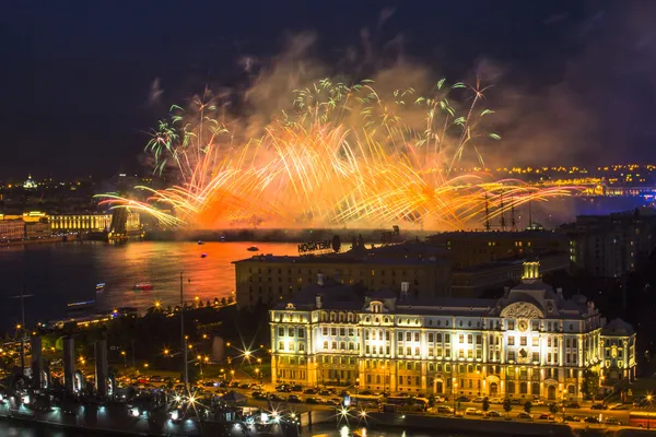 Fogos de artifício no festival Scarlet Sails na Rússia — Fotografia de Stock