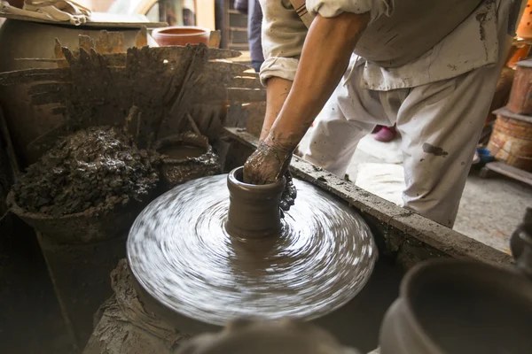 Мужчина из Непала работает в мастерской по гончарному делу — стоковое фото