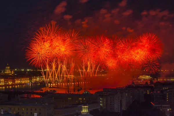 Feuerwerk beim Festival Scharlachrote Segel in Russland — Stockfoto