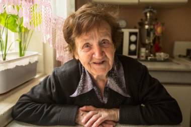 Mutfakta son sınıf öğrencisi.