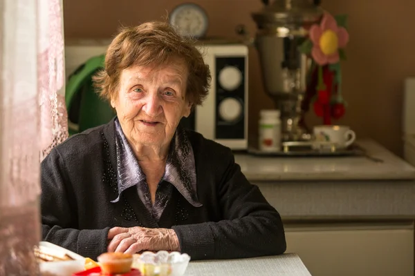Donna anziana in cucina — Foto Stock