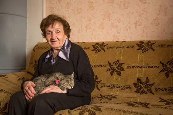 Glad äldre kvinna med hennes katt — Stockfoto