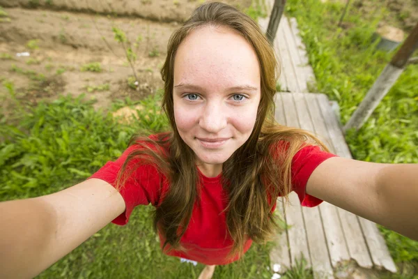 Adolescente tirando uma selfie — Fotografia de Stock