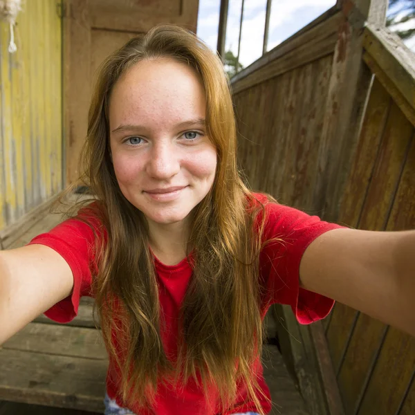 Adolescente prenant un autoportrait — Photo