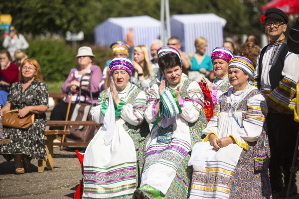 Ludzie obchody święta miasta Tichwińska ikona Matki Bożej — Zdjęcie stockowe