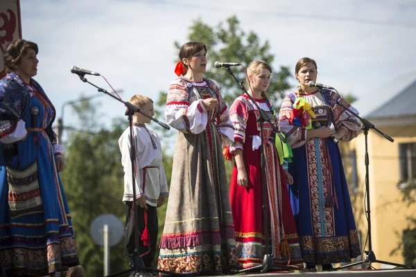 Gente celebrando el día de la ciudad Tikhvin —  Fotos de Stock