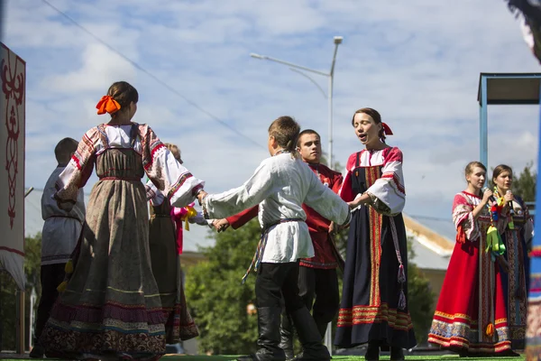 People celebrating day of the city Tikhvin — Stock Photo, Image