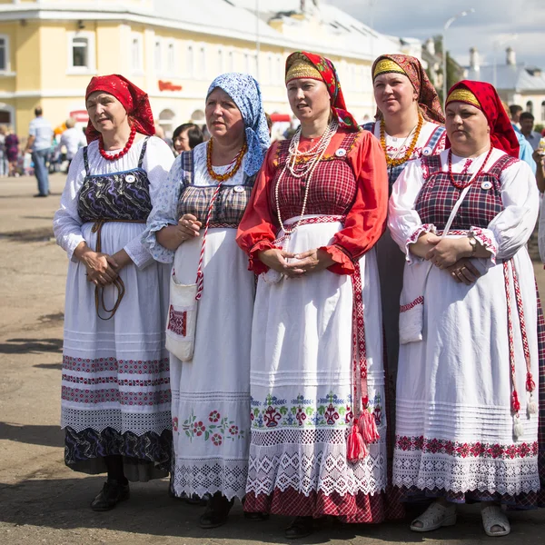 Människor firar dagen i staden tikhvin — Stockfoto