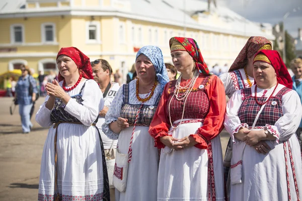 Oidentifierade deltagare firar dagen i staden — Stockfoto