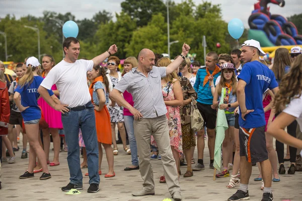 Jefe de la región de Tikhvin agitar a la gente a los deportes — Foto de Stock