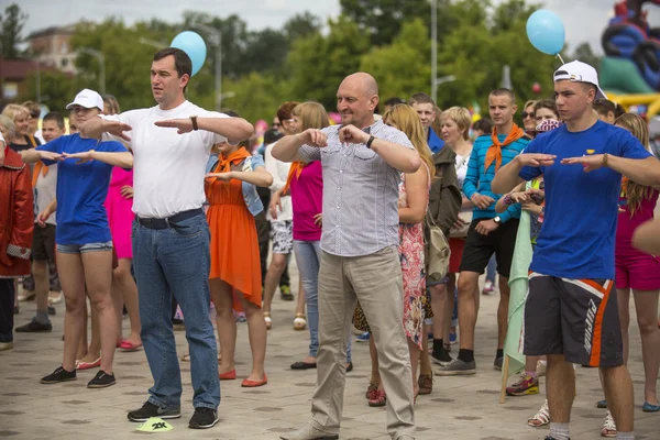 Szef regionu Tichwin mieszać ludzi do sports — Zdjęcie stockowe