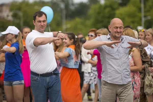 Jefe de la región de Tikhvin agitar a la gente a los deportes —  Fotos de Stock