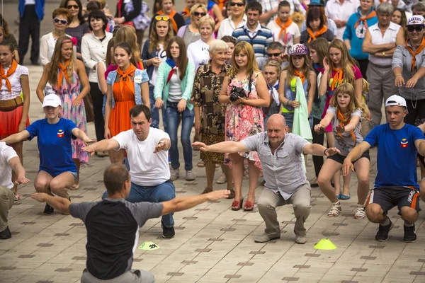 Chef de la région de Tikhvin agiter les gens au sport — Photo