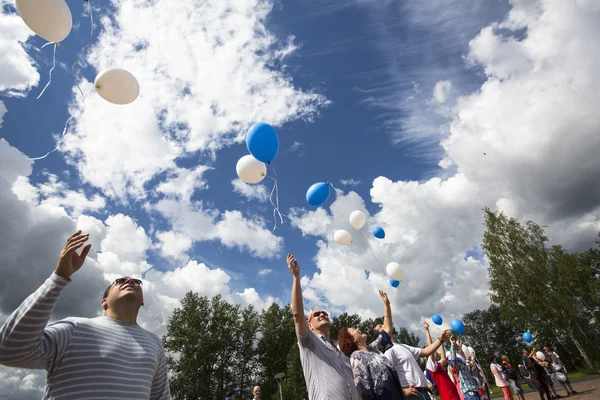 Oidentifierade deltagare firar dagen i staden — Stockfoto