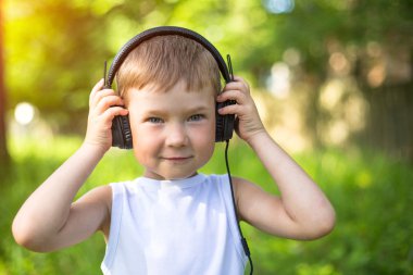 genç çocuk kulaklık