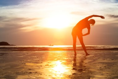 Sahilde kadın pratik yoga