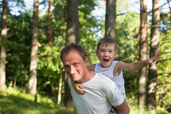 Far med sin son i parken. — Stockfoto