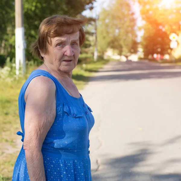 Oude vrouw in de straat. — Stockfoto