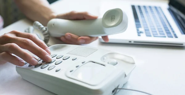 Weibliche Hände mit Telefon — Stockfoto