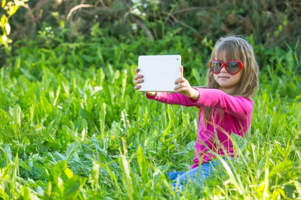 Ragazzina che si fa un selfie al tablet PC — Foto Stock