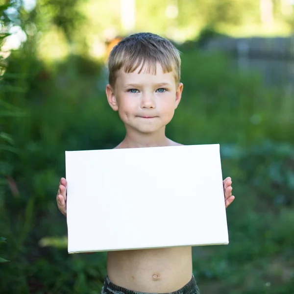 Liten pojke anläggningen rena papper — Stockfoto