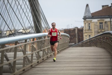 krakow uluslararası maraton sırasında katılımcılar