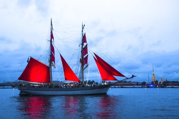 Rigate deelgenomen aan dieprode zeilen festival — Stockfoto