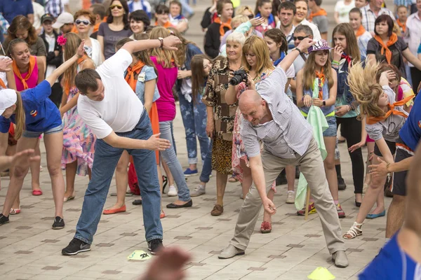 Chef de la région de Tikhvin agiter les gens au sport — Photo