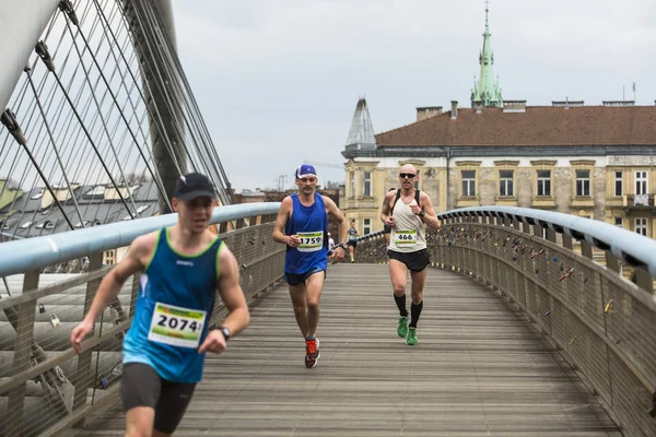 Participantes durante a Maratona Internacional de Cracóvia — Fotografia de Stock