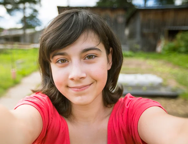 Adolescente fazendo um auto-retrato — Fotografia de Stock