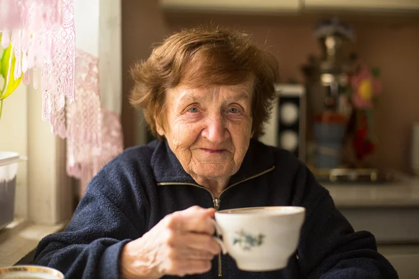 Starsza kobieta picie herbaty — Zdjęcie stockowe