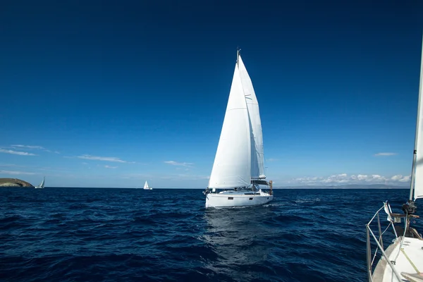 Boot bei der Segelregatta — Stockfoto