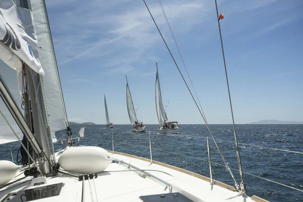 Marinheiros não identificados participam na regata de vela — Fotografia de Stock