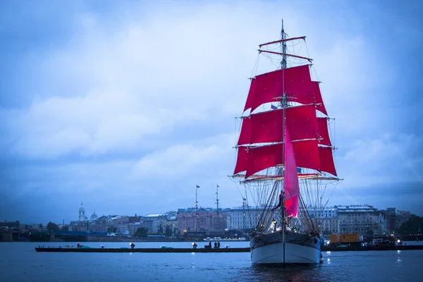 Frigate participated in Scarlet Sails festival — Stock Photo, Image
