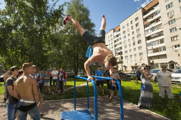 Účastníci na ulici cvičení soutěže — Stock fotografie