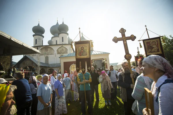 Prozession und Gottesdienst im Uspenski-Kloster. — Stockfoto