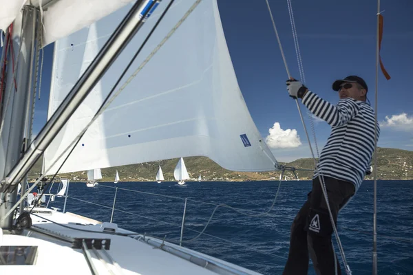 Niet-geïdentificeerde zeilers deelnemen aan zeilregatta — Stockfoto