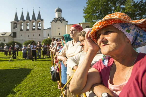 Processie en Goddelijke Liturgie in uspensky klooster. Stockafbeelding